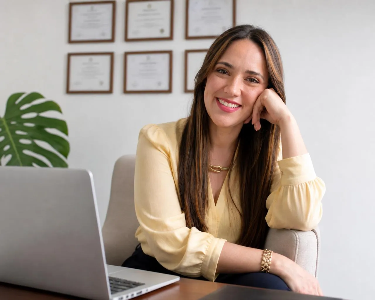 Licda. Mariela Reyes Salas — Abogada & Notaria